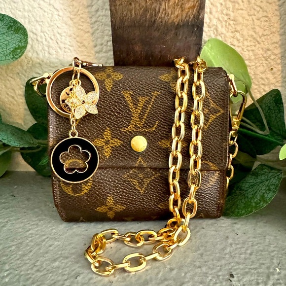 - Louis Vuitton
2007 LV Monogram Elise Wallet converted Crossbody - Picture 1 of 16